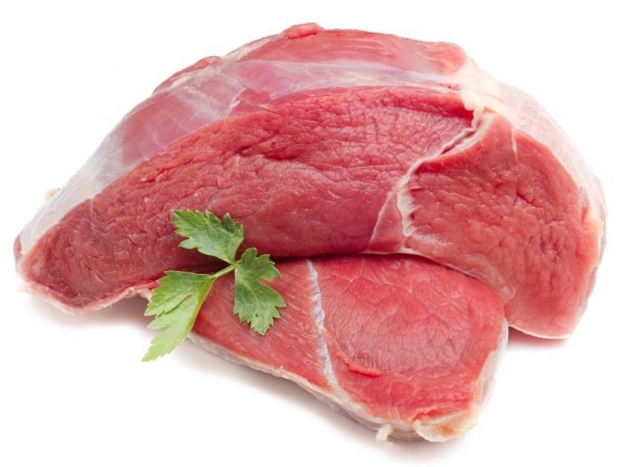白色背景上的生牛肉片