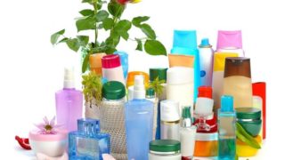 管和瓶被解开的化妆用品或skincare产品在白色背景。