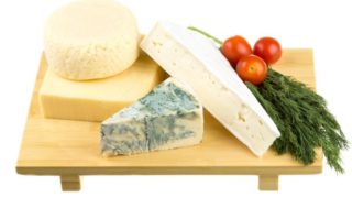 不同种类的奶酪放在桌子上