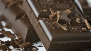 带有巧克力块的黑巧克力