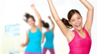 穿着运动服,微笑着锻炼的女人