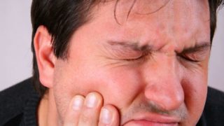 牙痛或疼痛在嘴里的人的痛苦