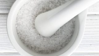 一个装满盐的研磨机