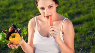 吃沙拉或蔬菜的孕妇