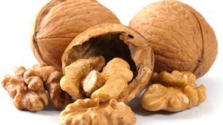 去皮,去皮的核桃与奶油背景