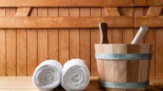 桑拿室内的照片,里面有毛巾和一个木桶,里面有丝瓜络