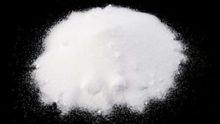 在黑色帆布上发泡苏打水