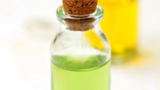 一个瓶盖有软木的精油瓶的特写