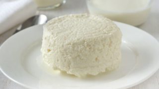 在白色木制桌子白色板的奶酪