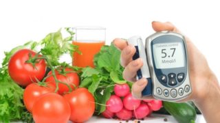 白萝卜、西红柿、黄瓜、胡萝卜和蔬菜可以帮助控制血糖仪附近的糖尿病