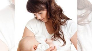 给婴儿喂奶的妇女