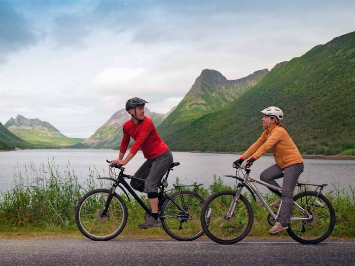 清晨,一对年轻的夫妇在公路上一起骑车