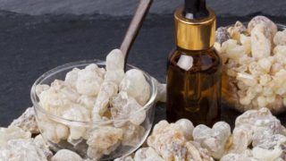 一瓶乳香油的乳香树脂的结晶