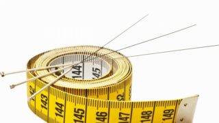 以白色背景三针下方卷尺