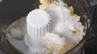 糖被加到搅拌机里