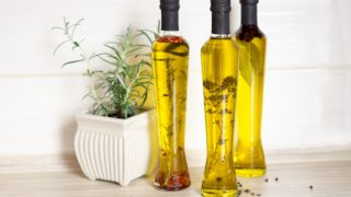 含油调料三苗条瓶。