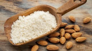 与散松杏仁用木勺新鲜杏仁粉