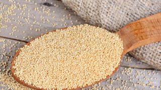 木桌上的木勺里装满了苋菜粒