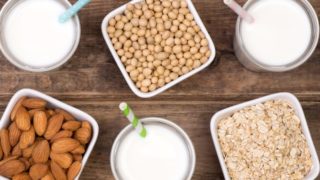 食物中含有丰富的氨基酸 - 牛奶,大豆,燕麦,杏仁保持在木地板