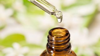 用滴管往玻璃瓶中倒一滴安息香精华素