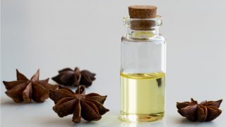 一瓶八角茴香油和八角茴香放在地板上