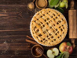 applepie 在木制的背景上平放着一张苹果派和配料的图片