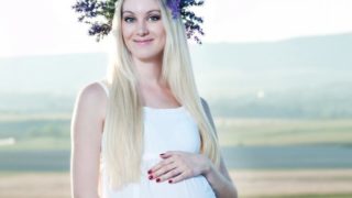 一个快乐的孕妇在她头上的头饰