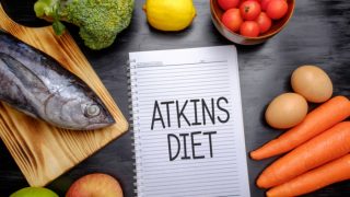 写有“阿特金斯饮食法” A笔记本四周各种蔬菜