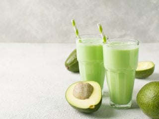 avocadosmoothieone 两杯鳄梨冰沙摆放了一张桌子顶上旁边鳄梨