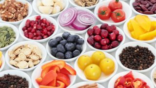 新鲜的香料,水果,蔬菜和豆类在白色的碗