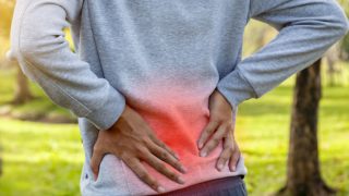 从下背部疼痛的人的痛苦