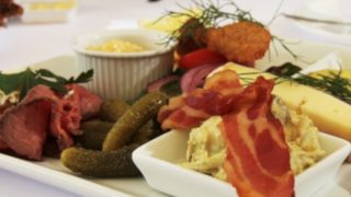 美味的培根配上腌黄瓜和奶酪,配上一碗土豆泥