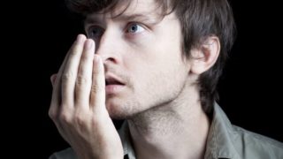 男人向他的手掌吹气