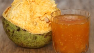 巴尔水果旁边巴尔果汁一杯