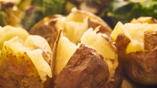 热奶油夹克烤土豆的特写镜头