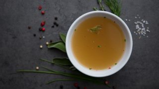 小碗牛肉汤或牛肉茶