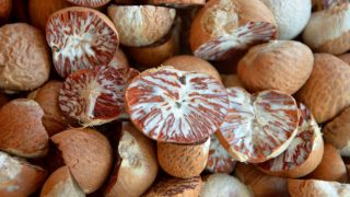 桌子上有许多槟榔果