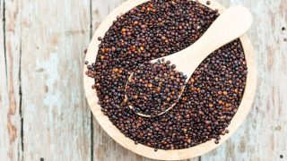 一张平放的画,画的是一个盛有黑藜麦的碗