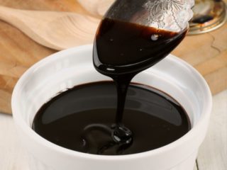 blackstrapmolasses 特写图像的糖蜜在一个碗