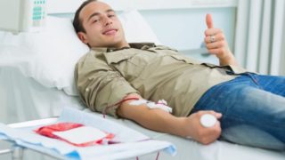 一个微笑着献血的男人