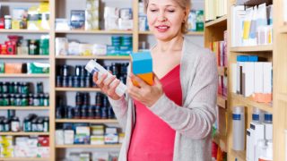 一位妇女检查身体护理产品在商店过道