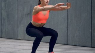 穿运动服蹲起的女人