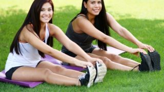 两个年轻女孩在公园里锻炼