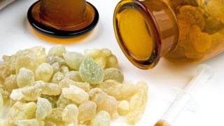 桌上放着一瓶锯齿波乳香,有些洒在了桌上