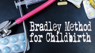 分娩布拉德利方法写在与它旁边医疗设备的灰度表面