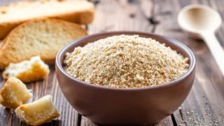 装满面包屑的碗