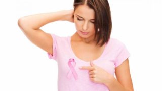 一名年轻女子身穿一件印有粉红丝带的普通t恤,以提高人们对乳腺癌的认识