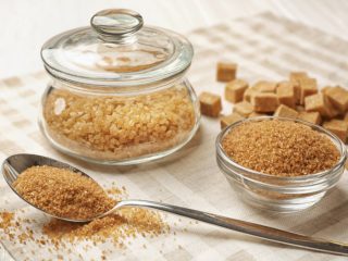 brownsugar 一罐砂糖,一勺一碗红糖粉,布面上的红糖块