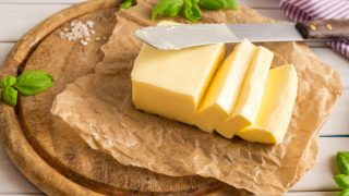 在木制板切黄油刀