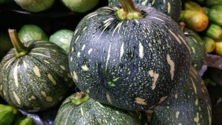 毛茛南瓜蔬菜堆放在彼此